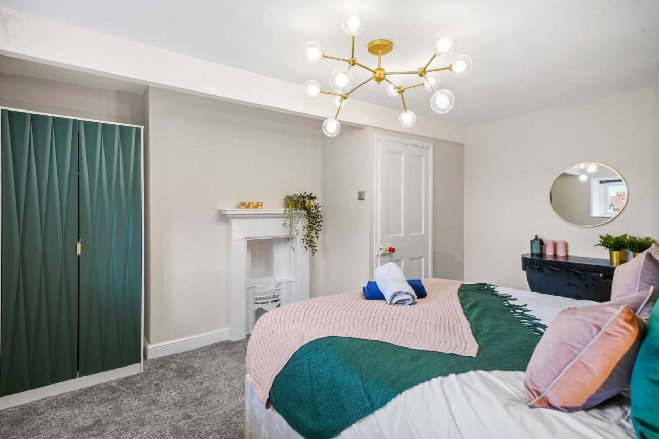 30 Percent Off! Central 5 Bed In - Games - Parking - Hot-tub *