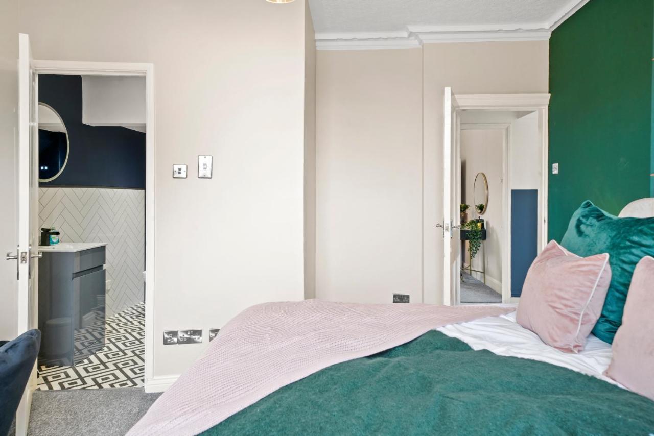 Holiday home 30 Percent Off! Central 5 Bed In - Games - Parking - Hot-tub *