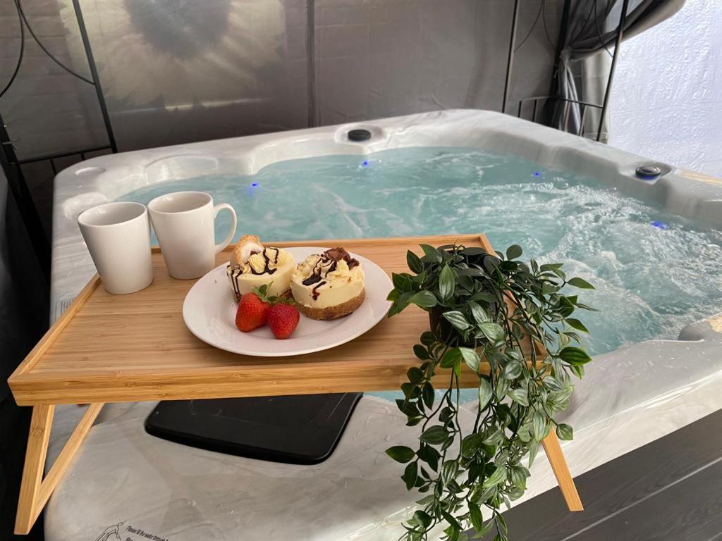 30 Percent Off! Central 5 Bed In - Games - Parking - Hot-tub Holiday home