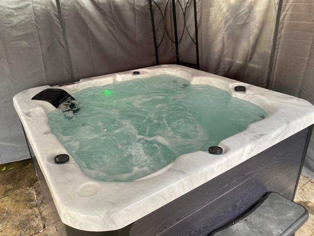 Holiday home 30 Percent Off! Central 5 Bed In - Games - Parking - Hot-tub *